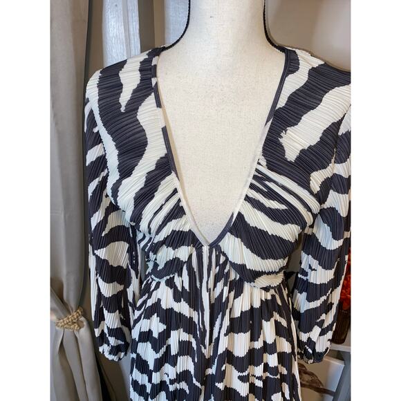 H&M Grey Dark V-Neck Zebra Animal Print A-Line Sleeves Elastic Wristband EUC - Picture 3 of 12